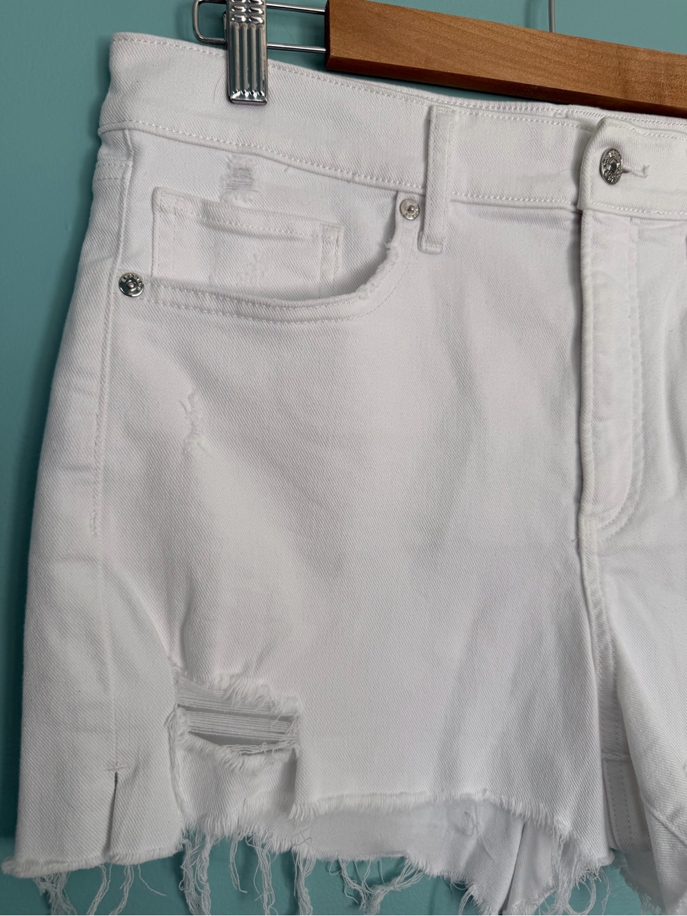 Express ’90s High Rise White Distressed Denim Shorts Size 10 Raw Hem - Picture 2 of 6